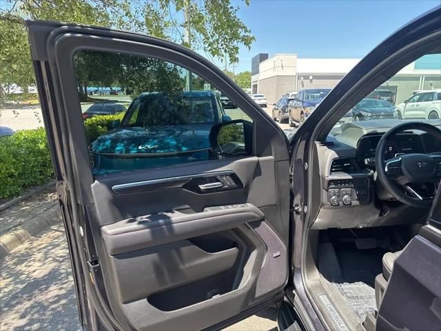 2025 Chevrolet Suburban 4WD RST