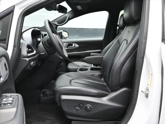 2024 Chrysler Pacifica Hybrid S Appearance Pkg