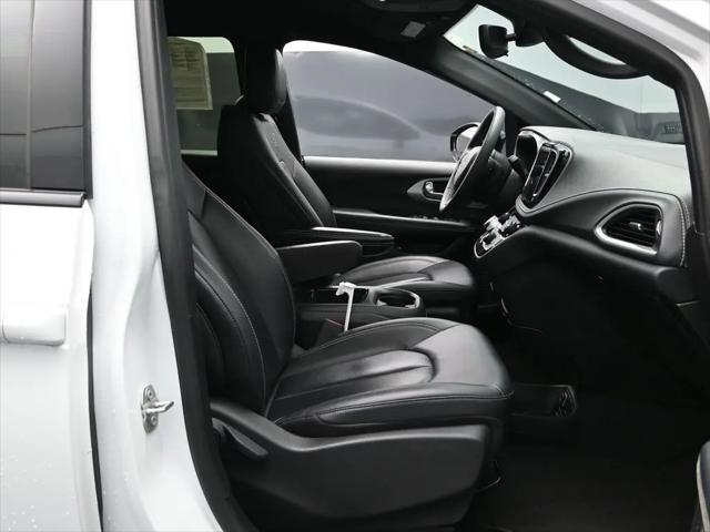 2024 Chrysler Pacifica Hybrid S Appearance Pkg