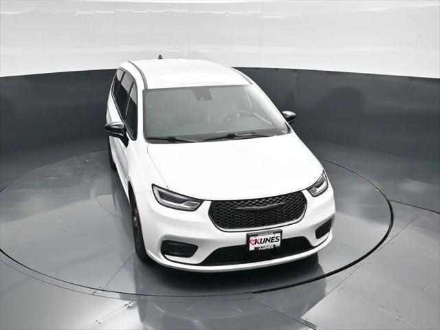 2024 Chrysler Pacifica Hybrid S Appearance Pkg