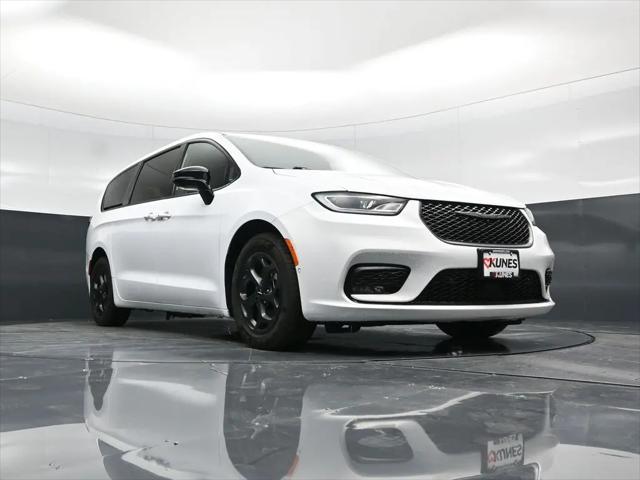 2024 Chrysler Pacifica Hybrid S Appearance Pkg
