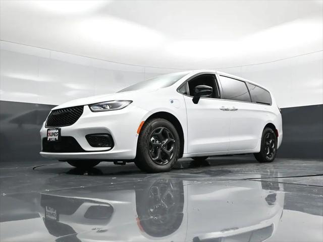 2024 Chrysler Pacifica Hybrid S Appearance Pkg