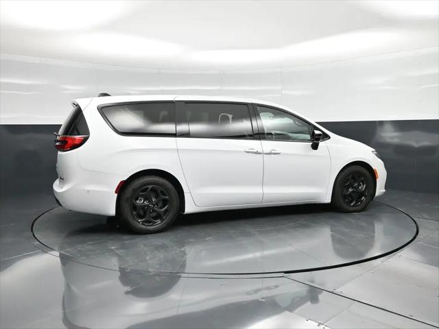 2024 Chrysler Pacifica Hybrid S Appearance Pkg