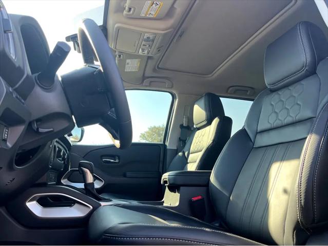 2025 Nissan Frontier Crew Cab SL 4x2