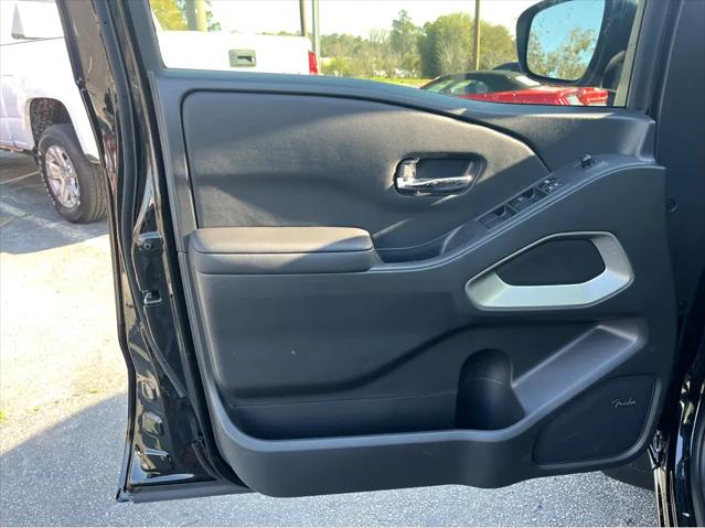 2025 Nissan Frontier Crew Cab SL 4x2