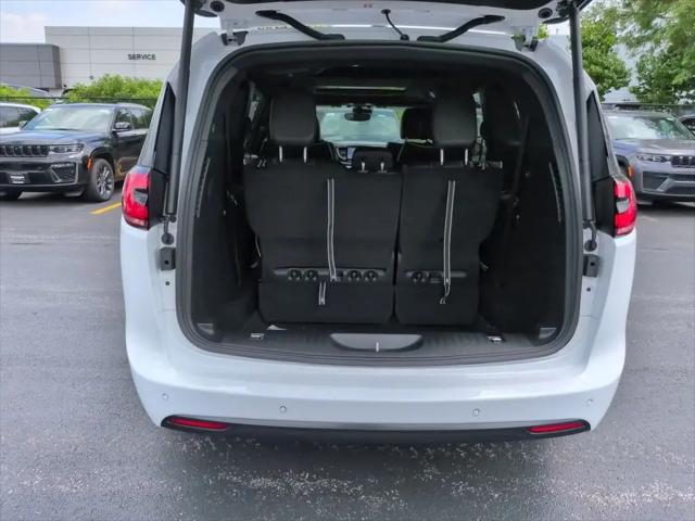 2027 Chrysler Pacifica Limited AWD