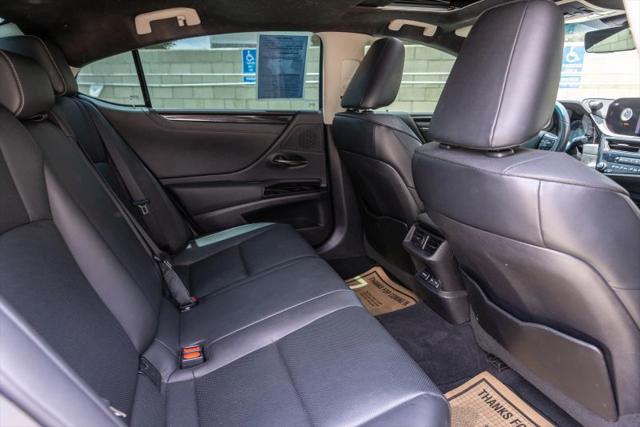 2022 Lexus ES 300h 300h