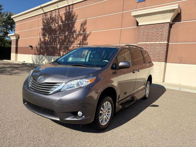 2013 Toyota Sienna XLE V6 8 Passenger