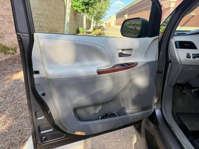 2013 Toyota Sienna XLE V6 8 Passenger