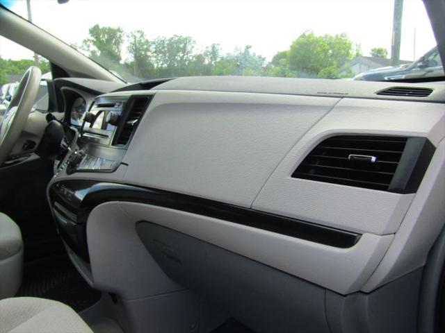 2013 Toyota Sienna LE V6 8 Passenger
