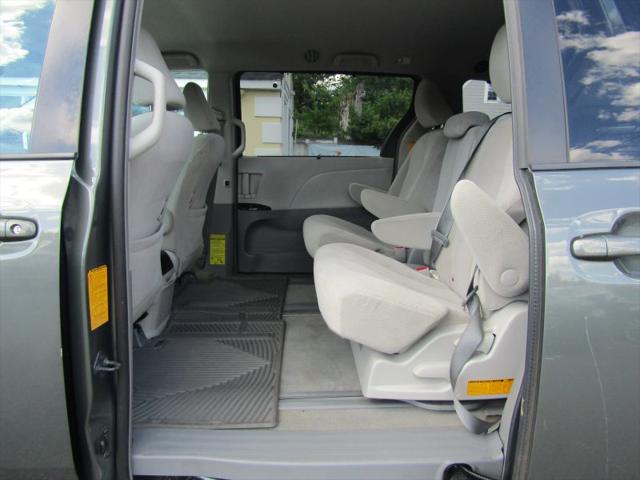 2013 Toyota Sienna LE V6 8 Passenger