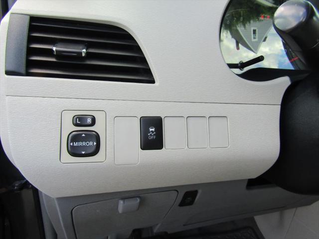2013 Toyota Sienna LE V6 8 Passenger