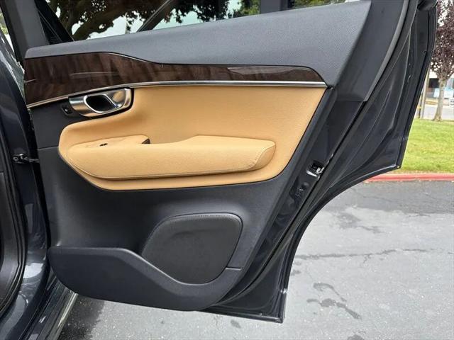 2017 Volvo XC90 T6 Momentum
