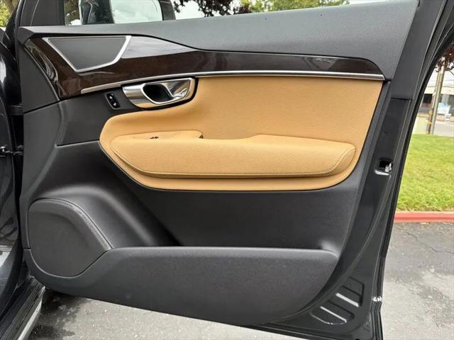 2017 Volvo XC90 T6 Momentum