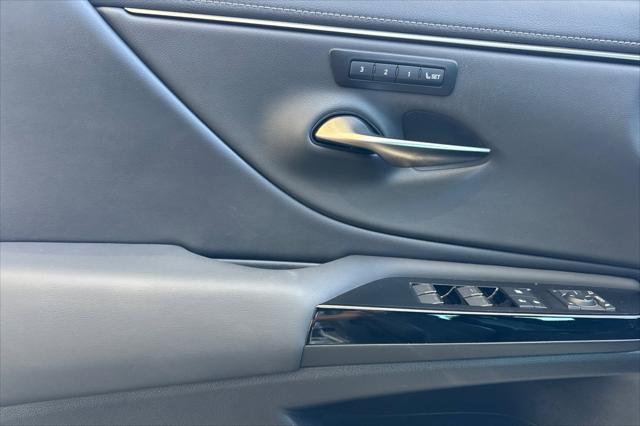 2023 Lexus ES 300h F SPORT Handling