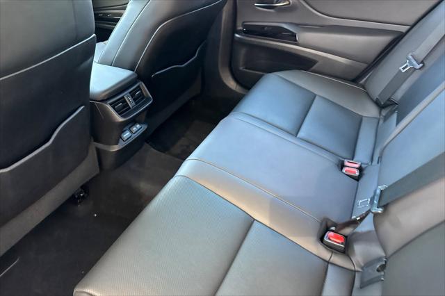 2023 Lexus ES 300h F SPORT Handling