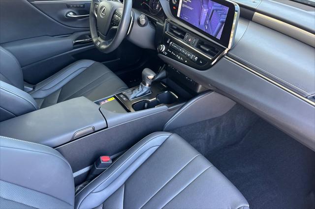 2023 Lexus ES 300h F SPORT Handling
