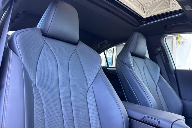 2023 Lexus ES 300h F SPORT Handling