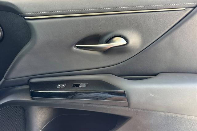 2023 Lexus ES 300h F SPORT Handling