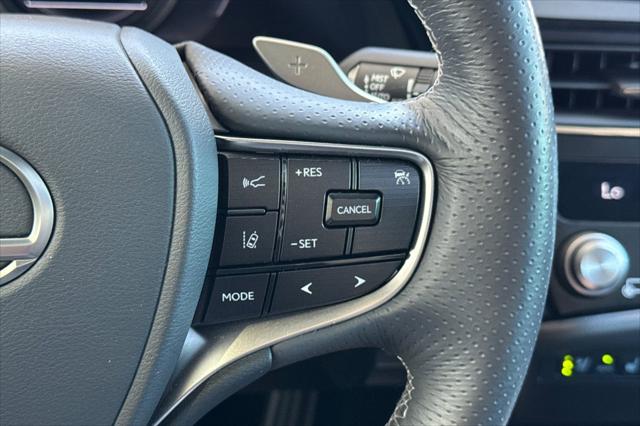 2023 Lexus ES 300h F SPORT Handling
