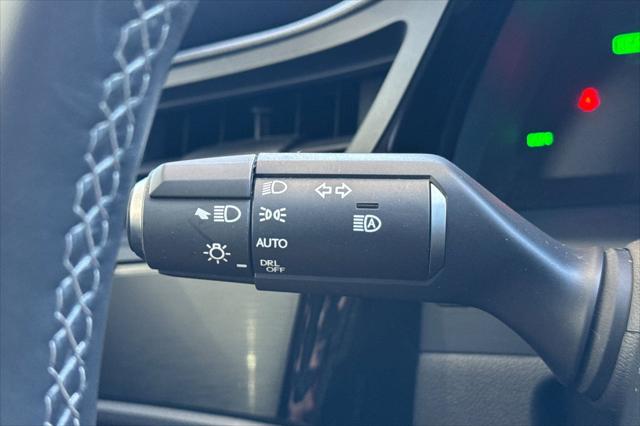 2023 Lexus ES 300h F SPORT Handling