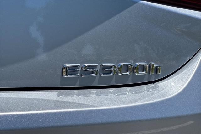 2023 Lexus ES 300h F SPORT Handling