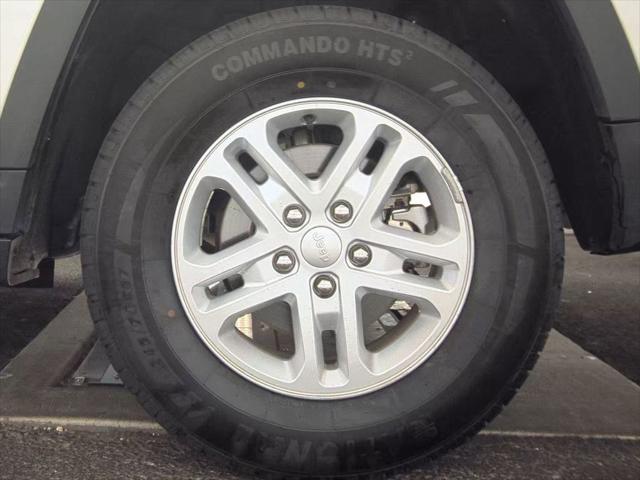 2023 Jeep Grand Cherokee Laredo 4x2