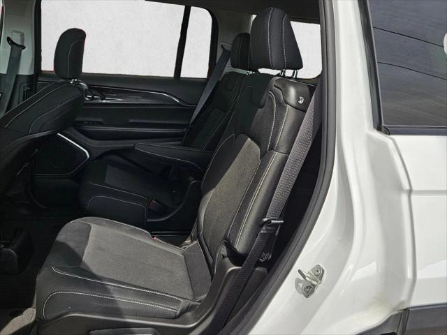 2022 Jeep Grand Cherokee L Laredo 4x4