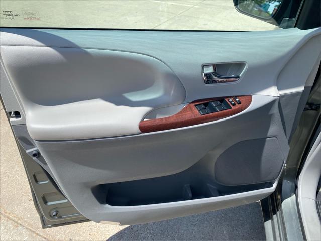 2012 Toyota Sienna XLE V6 8 Passenger
