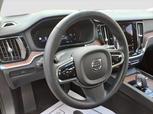 2024 Volvo S60 B5 Plus Dark Theme
