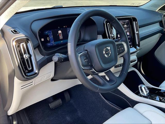 2026 Volvo XC40 Plus, B5 AWD Gas (mild hybrid), Dark
