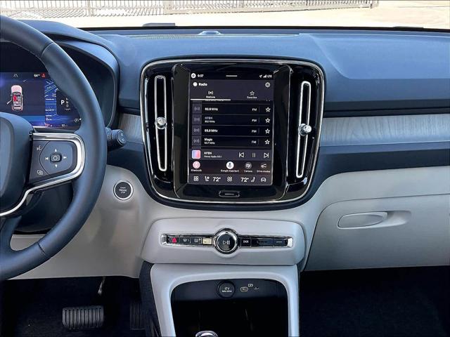 2026 Volvo XC40 Plus, B5 AWD Gas (mild hybrid), Dark