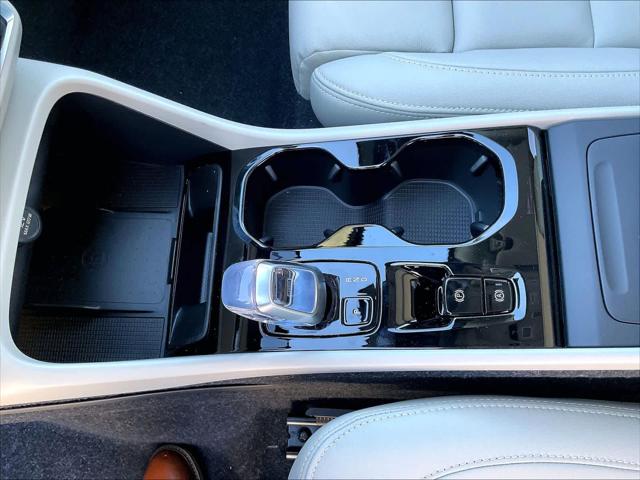 2026 Volvo XC40 Plus, B5 AWD Gas (mild hybrid), Dark