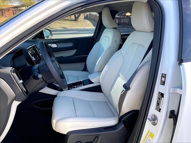 2026 Volvo XC40 Plus, B5 AWD Gas (mild hybrid), Dark