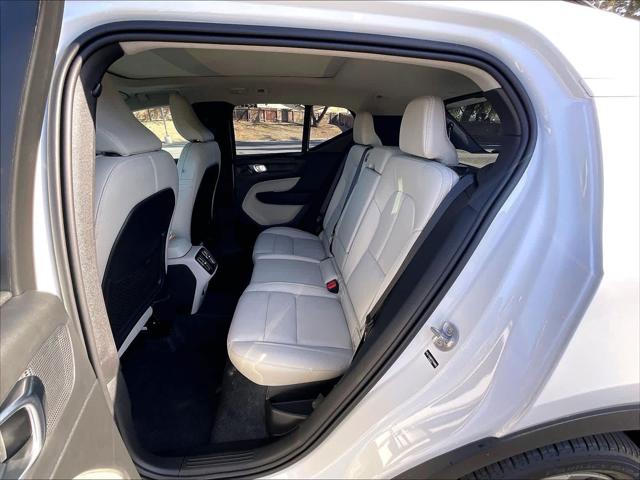 2026 Volvo XC40 Plus, B5 AWD Gas (mild hybrid), Dark