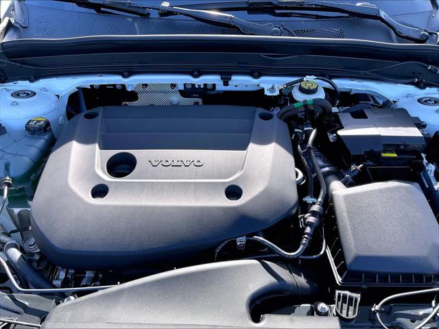 2026 Volvo XC40 Plus, B5 AWD Gas (mild hybrid), Dark