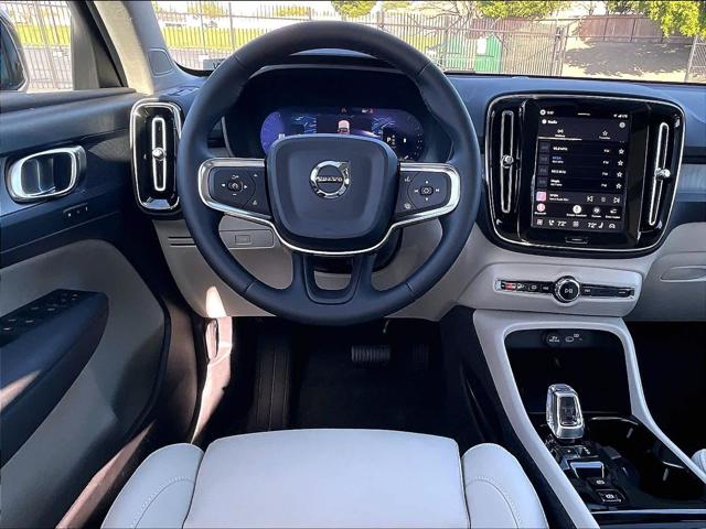 2026 Volvo XC40 Plus, B5 AWD Gas (mild hybrid), Dark