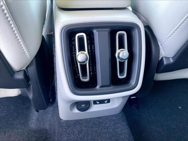 2026 Volvo XC40 Plus, B5 AWD Gas (mild hybrid), Dark