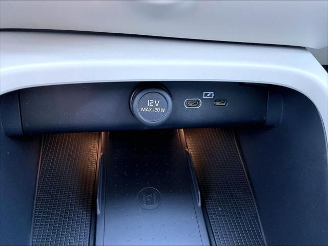 2026 Volvo XC40 Plus, B5 AWD Gas (mild hybrid), Dark