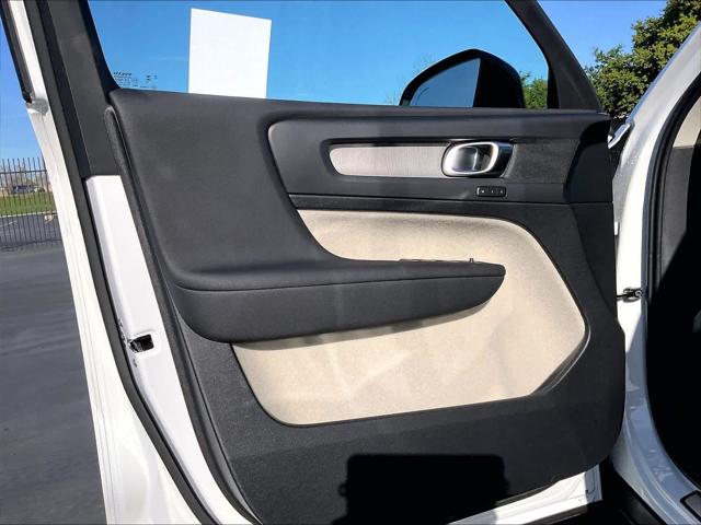 2026 Volvo XC40 Plus, B5 AWD Gas (mild hybrid), Dark