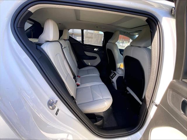 2026 Volvo XC40 Plus, B5 AWD Gas (mild hybrid), Dark