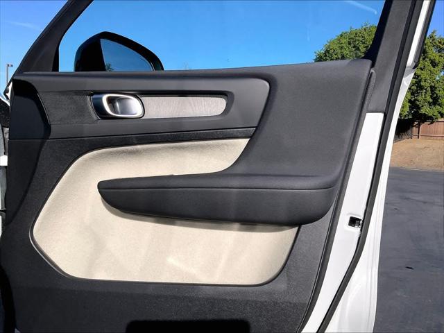 2026 Volvo XC40 Plus, B5 AWD Gas (mild hybrid), Dark