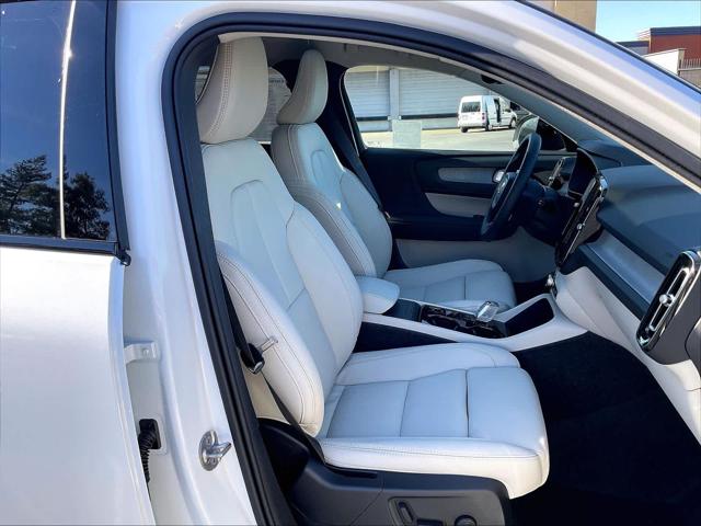 2026 Volvo XC40 Plus, B5 AWD Gas (mild hybrid), Dark