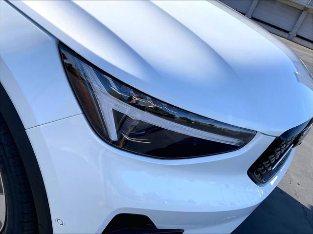 2026 Volvo XC40 Plus, B5 AWD Gas (mild hybrid), Dark