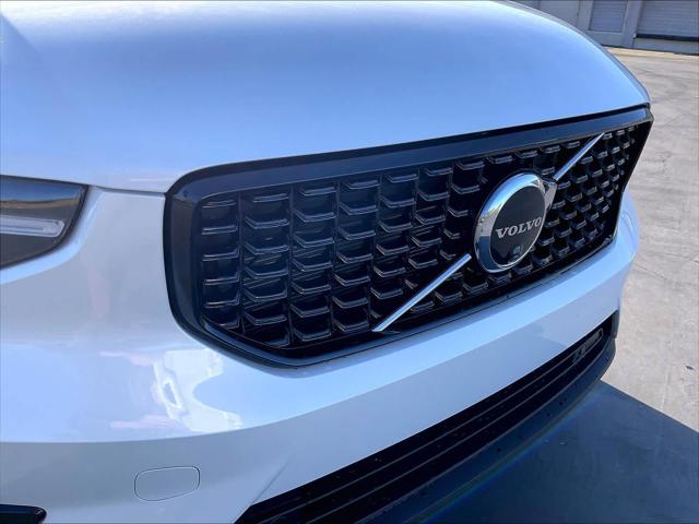 2026 Volvo XC40 Plus, B5 AWD Gas (mild hybrid), Dark