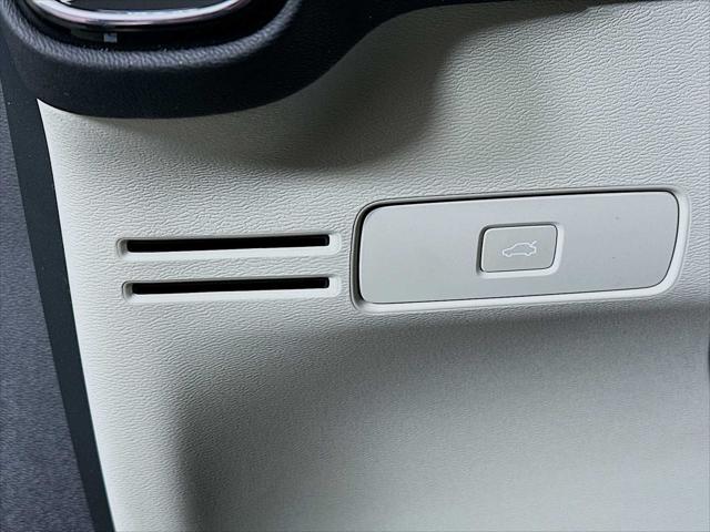 2026 Volvo XC40 Ultra, B5 AWD Gas (mild hybrid), Dark