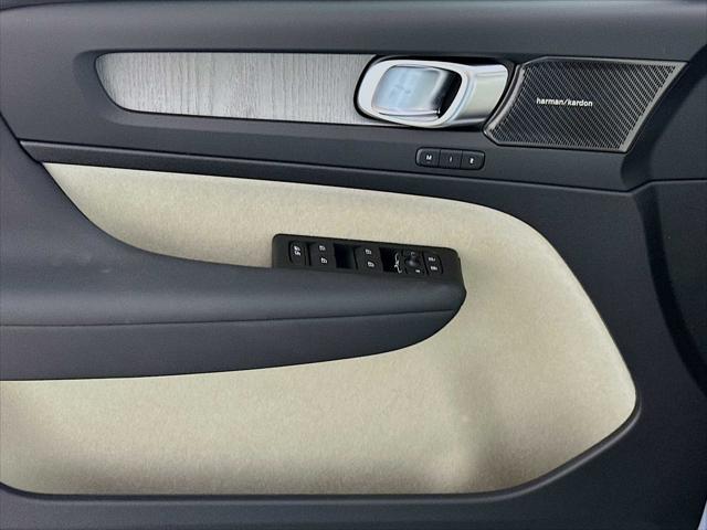 2026 Volvo XC40 Ultra, B5 AWD Gas (mild hybrid), Dark