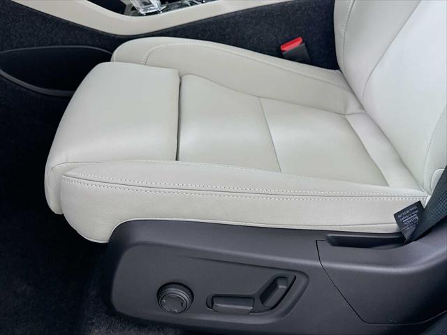 2026 Volvo XC40 Ultra, B5 AWD Gas (mild hybrid), Dark