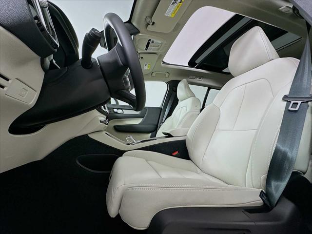 2026 Volvo XC40 Ultra, B5 AWD Gas (mild hybrid), Dark