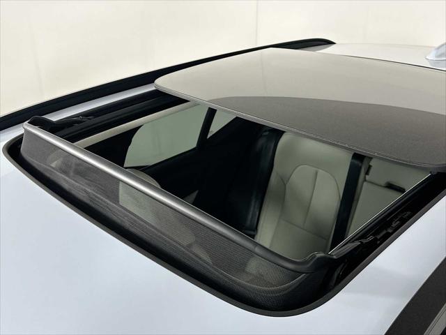 2026 Volvo XC40 Ultra, B5 AWD Gas (mild hybrid), Dark